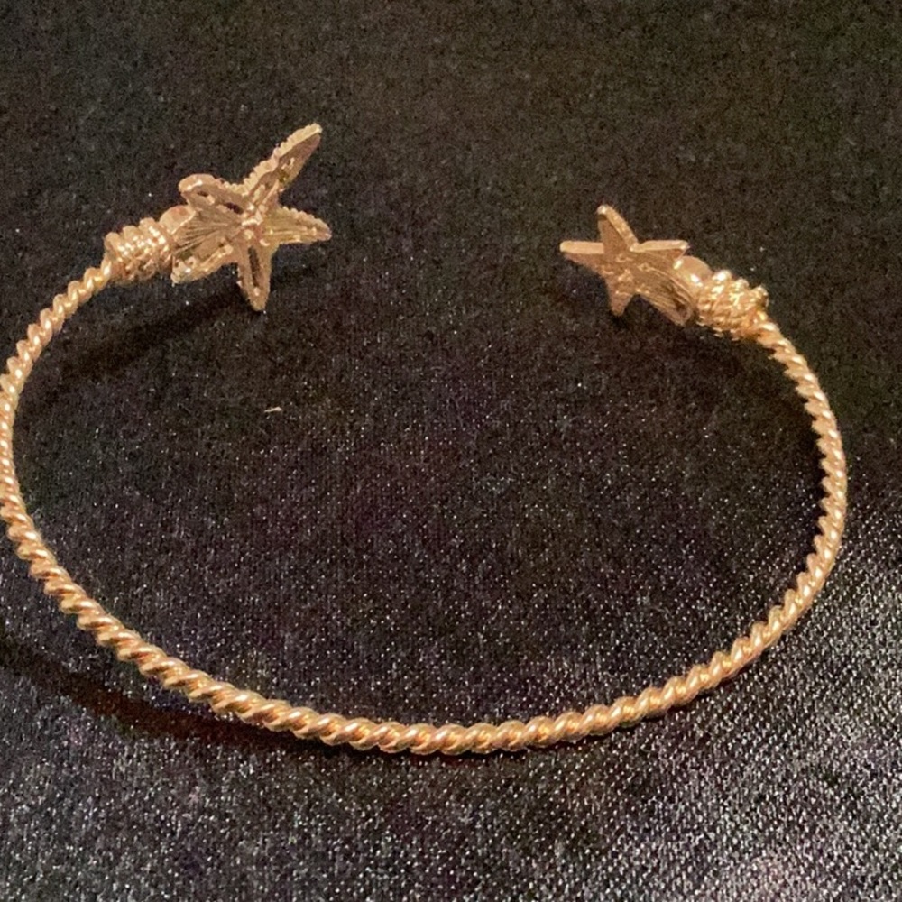 Starfish accented by rhinestones on an open cuff, flexible bracelet, gold tone - Picture 7 of 10